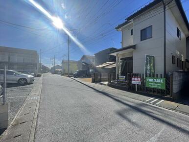 道路の東側はアパート駐車場になっており、開放感があります。