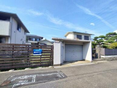 南側公道幅員約５ｍに間口約８.５ｍ面す