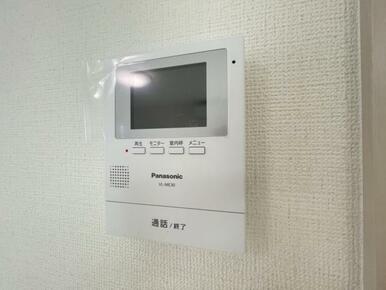 訪問者がひと目でわかるモニター付きインターホンを標準装備。お子さまのお留守番にも安心です！