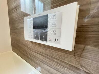 ボタンひとつでお湯張りや追い焚き、温度調整までしてくれる便利なオートバス機能付き！