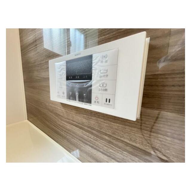 ボタンひとつでお湯張りや追い焚き、温度調整までしてくれる便利なオートバス機能付き！