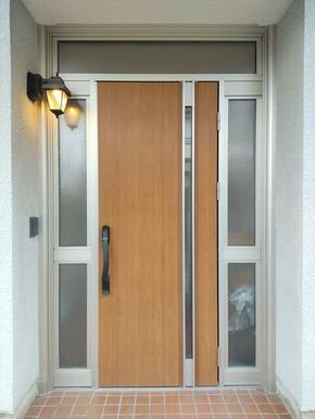 玄関の鍵はリモコンで開錠・施錠ができます。