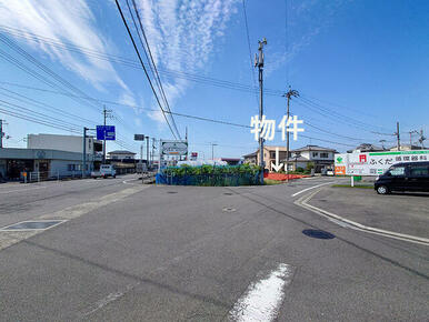 松山市西垣生町２３２坪売土地の現地写真　北側道路周辺の様子