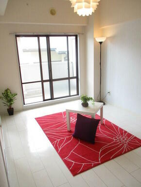 白基調の清潔感漂う内装