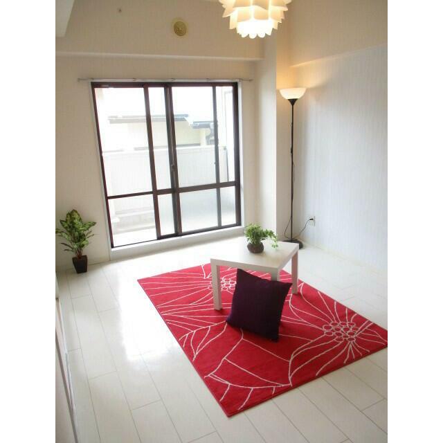 白基調の清潔感漂う内装