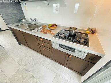 ３口コンロ付のシステムキッチンです！シンク、調理台もゆとりがありお料理の幅が広がります！