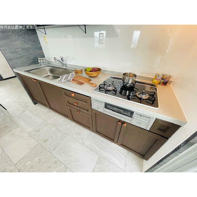 ３口コンロ付のシステムキッチンです！シンク、調理台もゆとりがありお料理の幅が広がります！