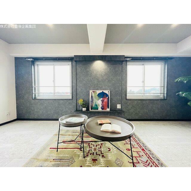 約１９帖の広々リビング！アクセントクロスを入れてシックに仕上げています！