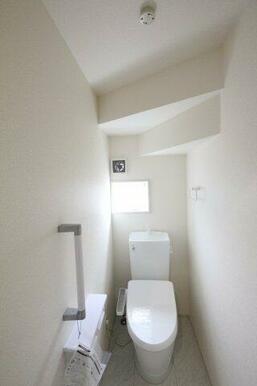 1階と2階にトイレがあり、ウォシュレット付き