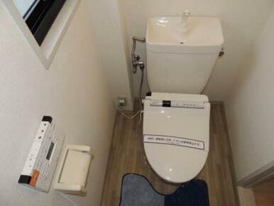 トイレは洗浄便座付き、便座は自動開閉の最新式です。