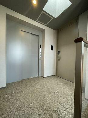 共用廊下は空調付きの内廊下仕様、エレベーター付きです。