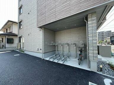 敷地内屋根付き駐輪場（２段ラック・下段はスライド式）