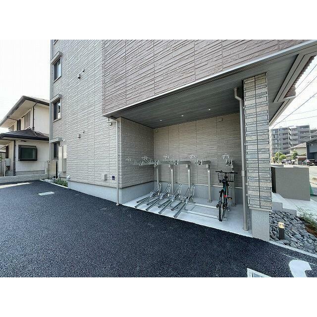 敷地内屋根付き駐輪場（２段ラック・下段はスライド式）
