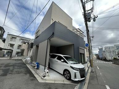 駐車１台可（車種による）♪雨の日の運転やお出かけがしやすいビルトインガレージ付。