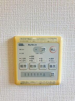 【浴室】浴室暖房付きです。