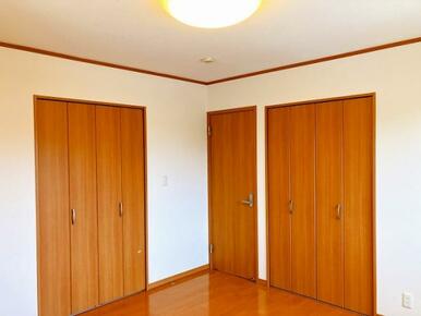 【2階北東側洋室】クローゼットが2箇所ございます。