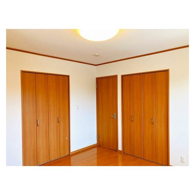 【2階北東側洋室】クローゼットが2箇所ございます。