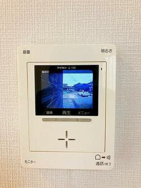 【リビング】モニター付きインターホンがございます。