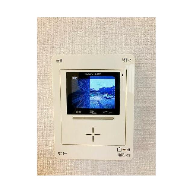 【リビング】モニター付きインターホンがございます。