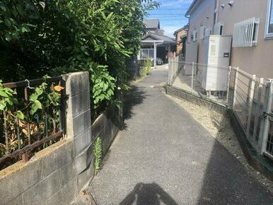 建物①の南面道路から東側を撮影