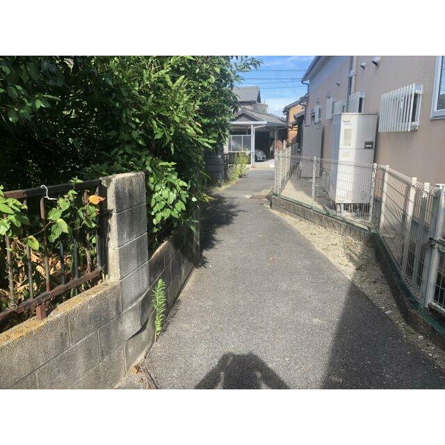 建物①の南面道路から東側を撮影