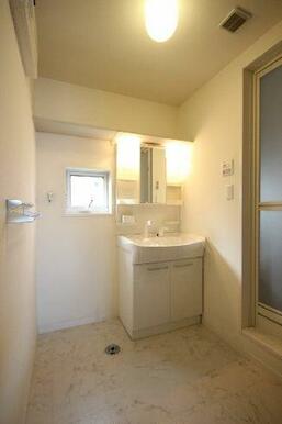 洗面スペースにも小さな小窓が付いています。化粧台上部には棚が設けられているため、備品のストック場所…