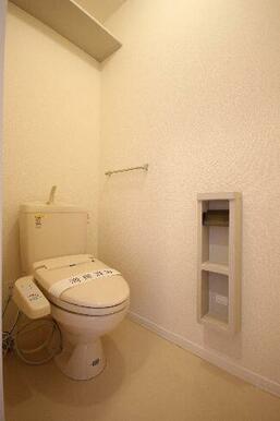 温水暖房洗浄便座機能付き。洗面所同様、上部に棚が設置されておりトイレットペーパーのストックに便利で…