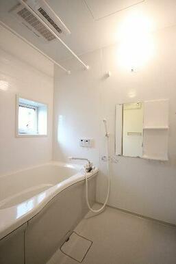 追焚機能は勿論、浴室乾燥暖房機能までついています。雨天時は洗濯物干しスペースとしても使用できますね。