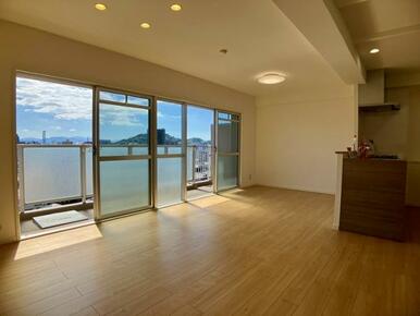 LDK　南面バルコニーで気持ちのよい日差しが差し込みます