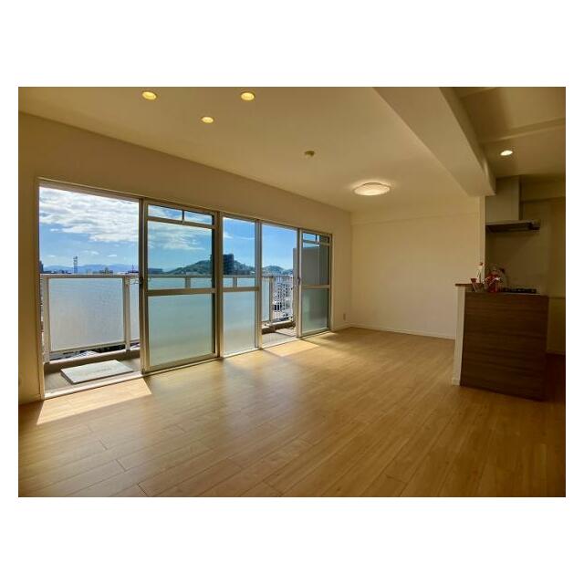 LDK　南面バルコニーで気持ちのよい日差しが差し込みます