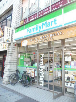 ファミリーマート新宿通り店
