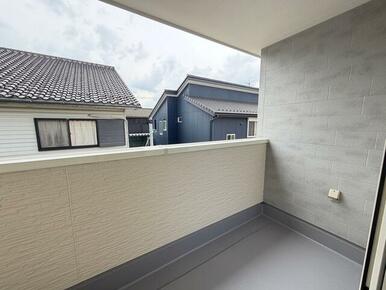 新鮮な空気だけでなく気持ちにゆとりを与えてくれるバルコニー（2号棟）