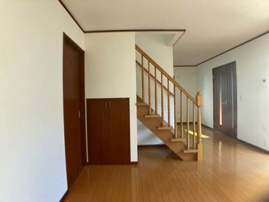 「LDK約18帖」階段下に収納がございます