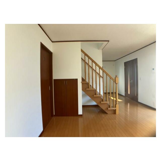 「LDK約18帖」階段下に収納がございます