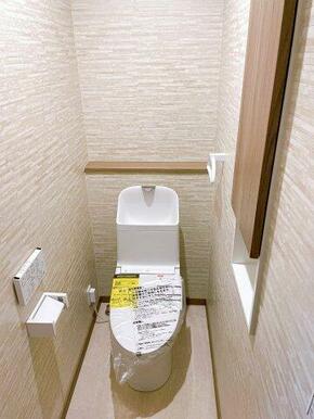 温水洗浄機能付き暖房便座！壁にはトイレットペーパー収納も付いてます！