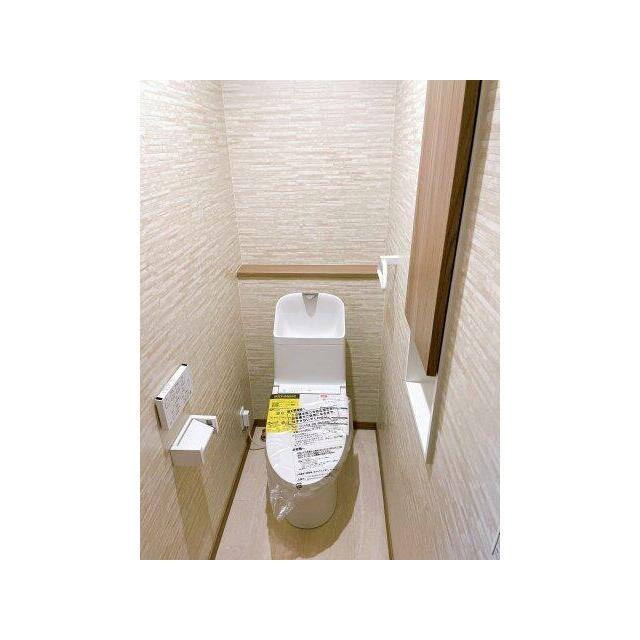 温水洗浄機能付き暖房便座！壁にはトイレットペーパー収納も付いてます！