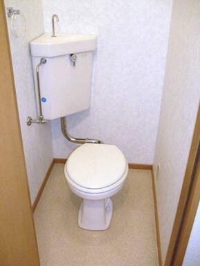 白を基調とした空間で清潔感のあるトイレです♪