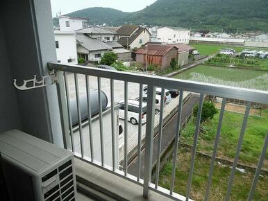 西向きのベランダからは別契約の駐車場（３５００円敷金要）が見えます。