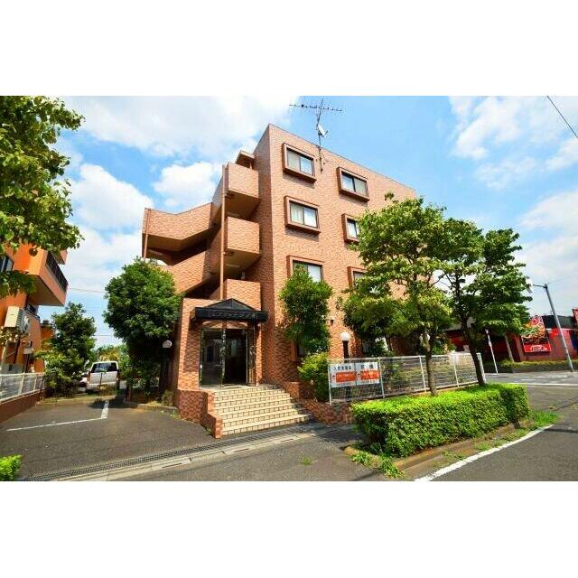 総タイル張りの外観