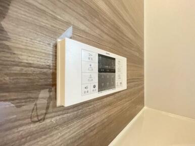 ボタンひとつでお湯張りや追い焚き、温度調整までしてくれる便利なオートバス機能付き！
