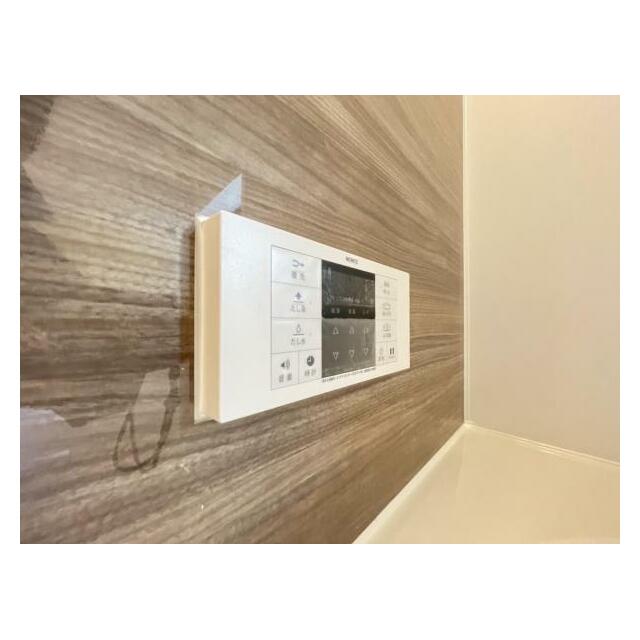 ボタンひとつでお湯張りや追い焚き、温度調整までしてくれる便利なオートバス機能付き！