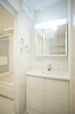 【洗面室】三面鏡タイプの洗面化粧台