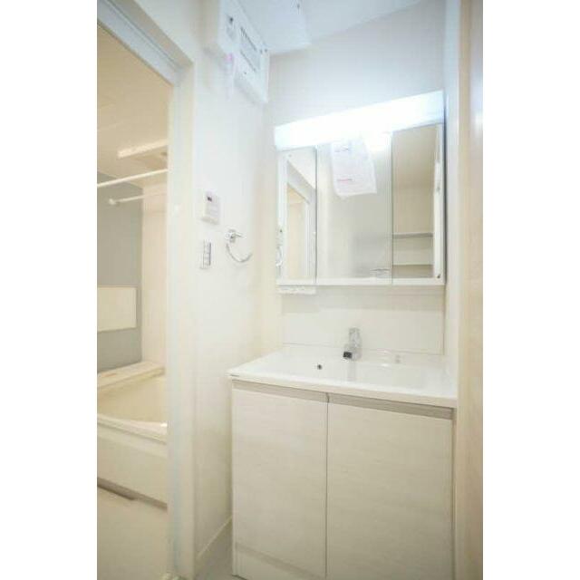 【洗面室】三面鏡タイプの洗面化粧台