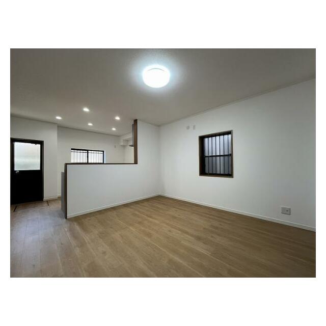 広々としたリビングです。ダイニングテーブルを置くスペースもあります。