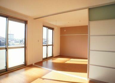 【リビング】スクリーンを開放することで洋室と一体感のある広々とした空間をお楽しみ頂ける間取りです♪