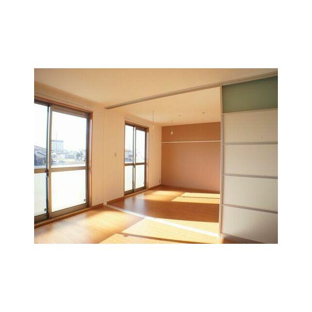 【リビング】スクリーンを開放することで洋室と一体感のある広々とした空間をお楽しみ頂ける間取りです♪