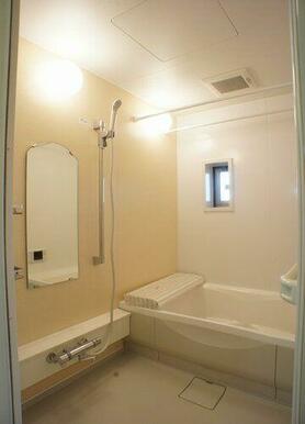 【浴室】追焚だけでなく、洗濯物乾燥や、寒い時期に浴室内を暖めてから入浴が出来る浴室暖房乾燥機能も付…