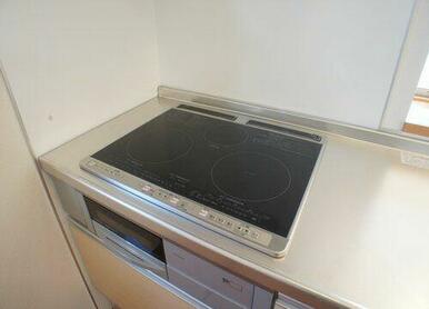 【キッチン】お掃除ラクラクのＩＨクッキングヒーター付のキッチンです♪