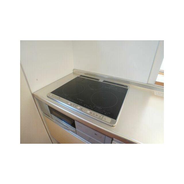 【キッチン】お掃除ラクラクのＩＨクッキングヒーター付のキッチンです♪