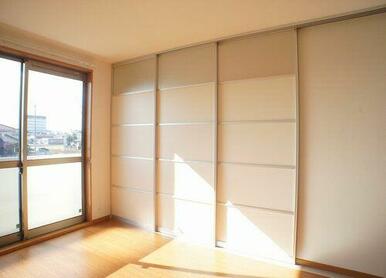 【リビング】スライディングスクリーンを閉めた状態です◎ライフスタイルに合わせてＬＤＫと洋室を分けた…